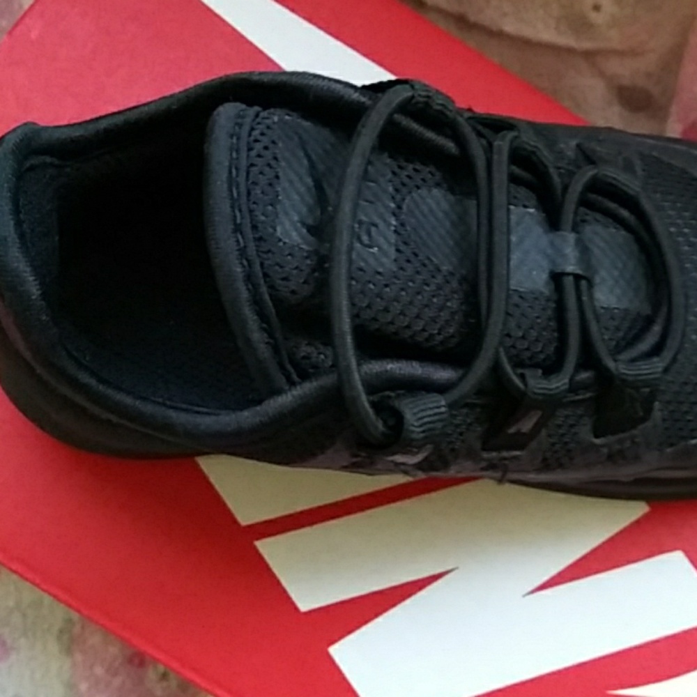 Black Nike air maxs Axis